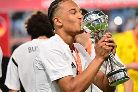  Eric Emanuel da Silva Moreira vom FC St. Pauli küsst den EM-Pokal. 
