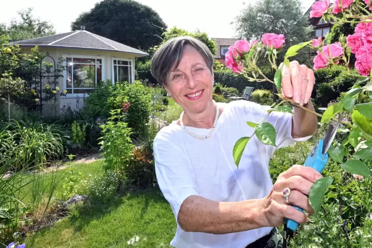 Genießt die Blütenpracht: Roswitha Vigener aus Duttweiler. Am 25. Juni lädt sie Besucher in ihren Garten ein. 