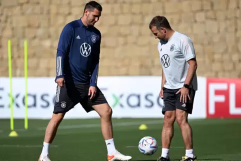 Der derzeit ausgebootete Niklas Süle (links) und Bundestrainer Hansi Flick 2022 in einem Trainingslager. 