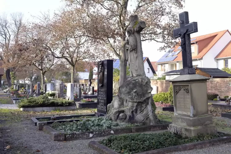 Auf dem Maudacher Friedhof gibt es einige historische Grabmale. 