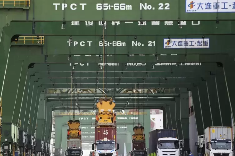 Kraftloser Binnenmarkt: Verladeterminal für Container im Hafen der nordchinesischen Stadt Tianjin. 