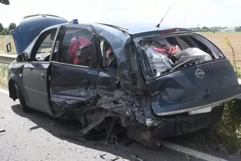 Die beteiligten Autos erlitten Totalschaden.