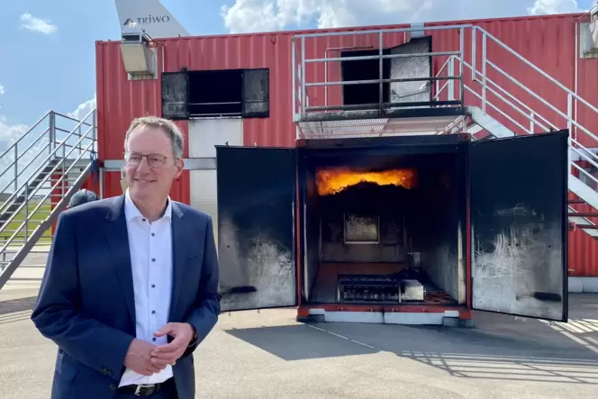 Stand am Mittwoch nahe am, nicht im Feuer bei seinem Besuch in Zweibrücken: Innenminister Michael Ebling vor der Brandsimulation