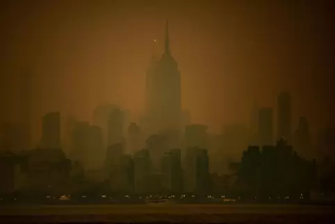 Kein Effekt aus einem Weltuntergangsfilm, sondern ein realer Blick auf Manhattan: Aus bestimmten Perspektiven sind von den berüh