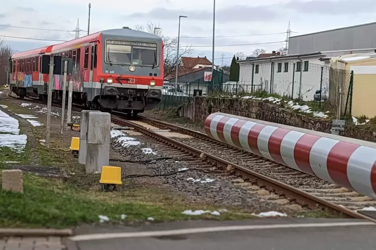 Die älteren Triebwagen sind zwar nicht barrierefrei, gelten aber als weniger störanfällig. 