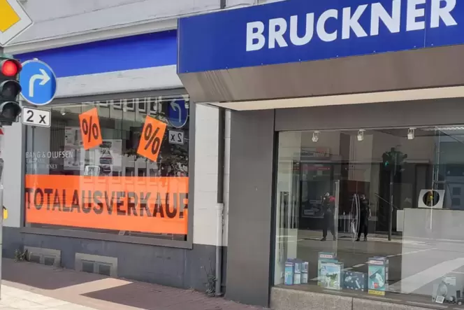 adio Bruckner schließt offiziell zum Jahresende. Sollte die Ware bereits zu einem früheren Zeitpunkt abverkauft sein, wird das L