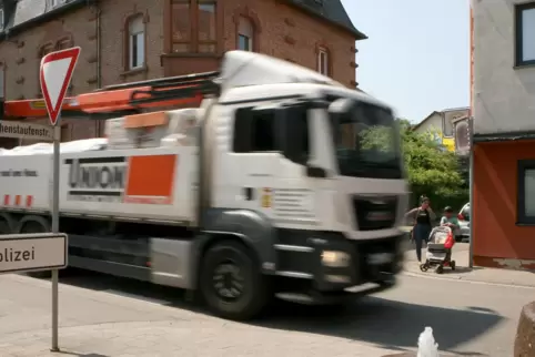Wegen des starken Verkehrs ist es bisweilen schwierig, in Annweiler die Straße zu überqueren. 