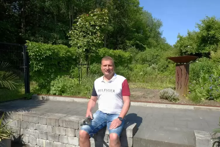  Felix Hüther in seinem Garten in Maßweiler. Am Grill-Areal gibt es sehr viele Sitzplätze – am Tisch oder auf der breiten Mauer,