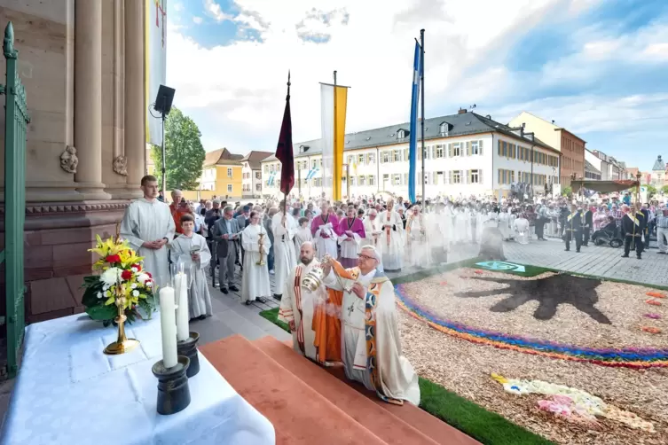 Den Blumenteppich vor dem Dom hatte ein Team der Katholischen jungen Gemeinde (KjG) gestaltet.