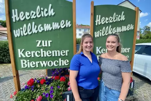 Die scheidende Braugerstenkönigin Ronja Steuerwald-Ludwig (links) und ihre designierte Nachfolgerin Larissa Knobloch.