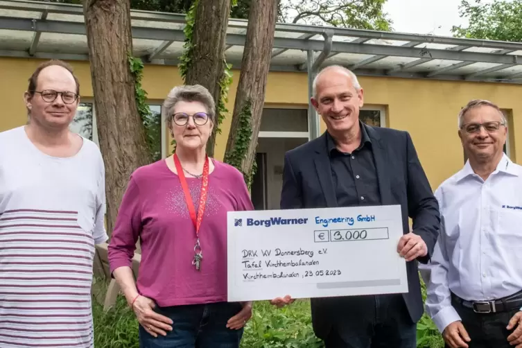 Den Erlös der Spendenaktion der Belegschaft von Borg Warner Engineering übergaben Betriebsratsvorsitzender Volker Weis und Gesch