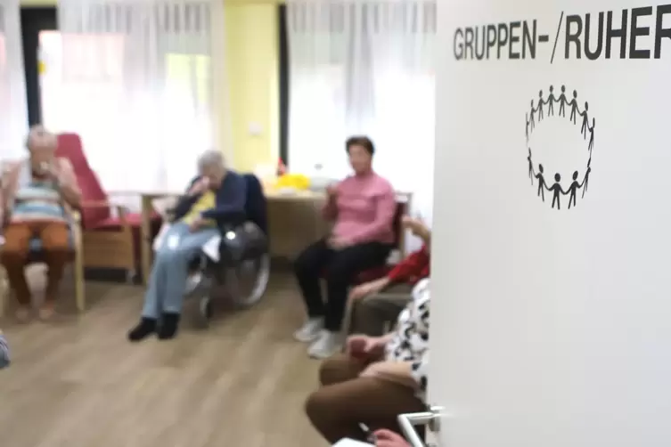 Beim &bdquo;Bechersch&uuml;tteln&ldquo; mit Judith Schwarzm&uuml;ller trainieren die Senioren ihre Motorik. 