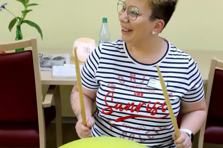 Melanie Metzger als Vortrommlerin.