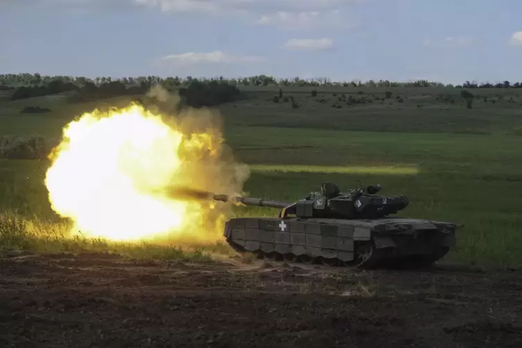 Ein ukrainischer Panzer feuert in der Nähe von Tschassiw Jar, dem Schauplatz heftiger Kämpfe mit den russischen Streitkräften. 