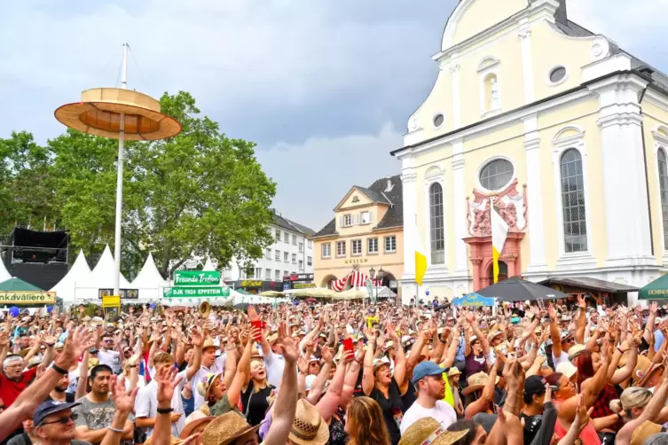 Voller Platz, gute Laune: Ein paar Regentropfen können die Stimmung zum Auftakt nicht trüben. 