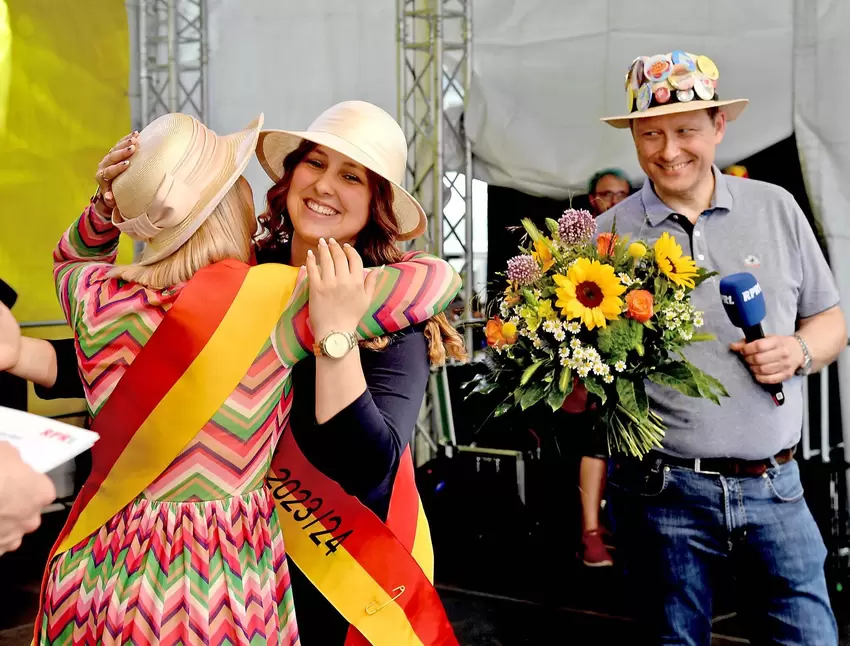 Vorgängerin Sonja Erbach (links) umarmt Nachfolgerin Julia Boudot. OB Martin Hebich freut sich.