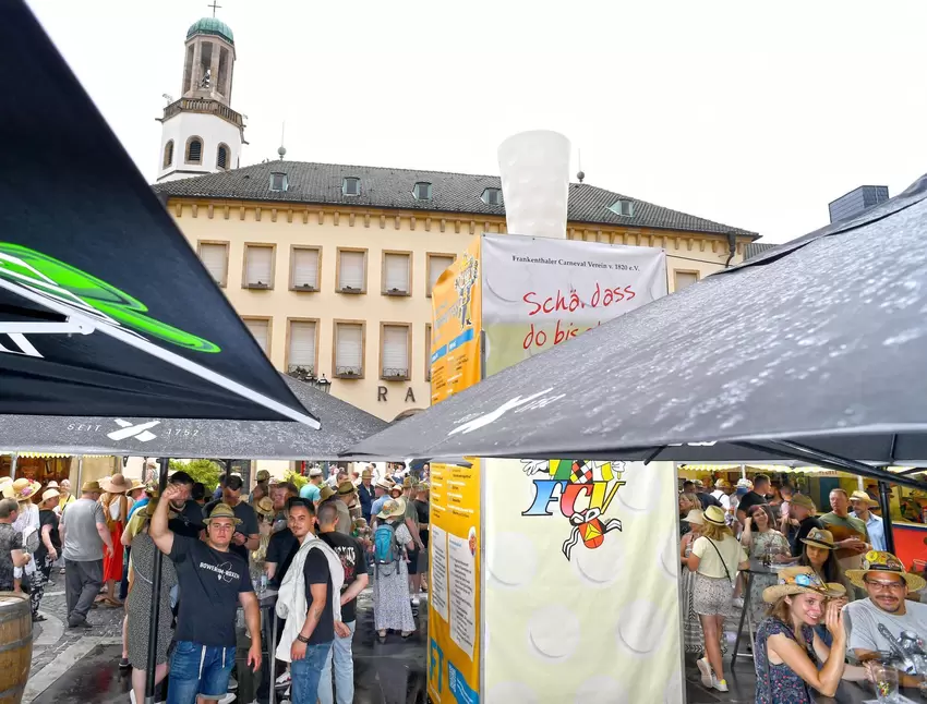 Vor dem Fest heftig umstritten: der »verkleidete« Erkenbert-Brunnen.