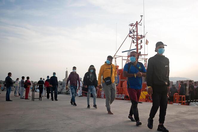 Eine Gruppe maghrebinischer Migranten wartet am Hafen von Malaga, nachdem sie von der spanischen Küstenwache im Mittelmeer geret
