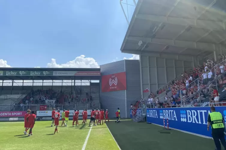 Die U17-Spieler des FCK bedanken sich bei ihren Fans.
