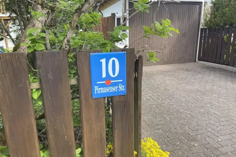 Blaue Schilder mit wei&szlig;er Schrift kennzeichnen die Hausnummern. 