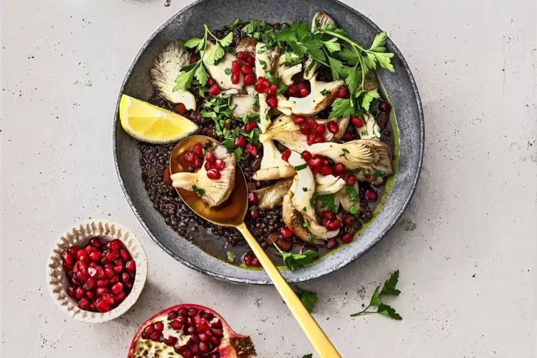 Gesundheitsbewusste laben sich an Belugalinsen-Salat.