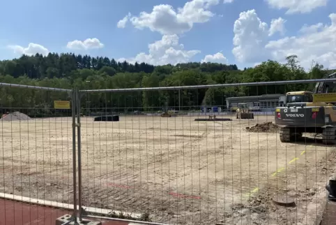Grün gibt es im Rockenhausener Stadion Obermühle derzeit nur beim Blick auf die umstehenden Bäume zu sehen. Bei der Herstellung Grün gibt es im Rockenhausener Stadion Obermühle derzeit nur beim Blick auf die umstehenden Bäume zu sehen. Bei der Herstellung