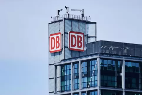 Vom Ergebnis der Verhandlungen hängt es ab, ob der Deutschen Bahn neue Warnstreiks drohen. 