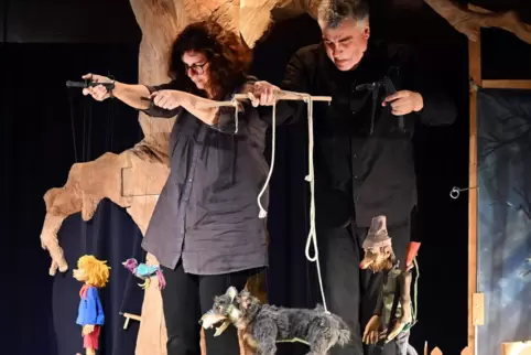 Eileen und Markus Dorner erzählten die Geschichte von Peter und der Wolf mit Marionetten. 