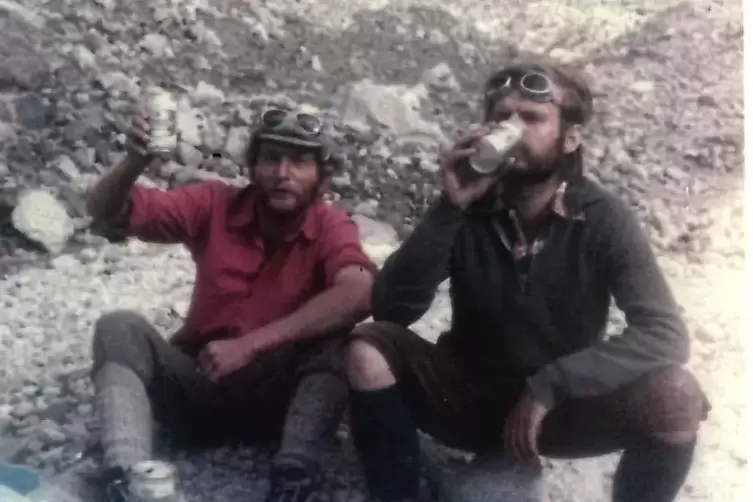 Gerd Kohl (links) und Karl Fücks schießen Werbefotos für Sponsor Carlsberg Bier. Die Dosen waren übrigens leer, das Gewicht woll