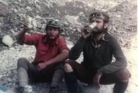 Gerd Kohl (links) und Karl Fücks schießen Werbefotos für Sponsor Carlsberg Bier. Die Dosen waren übrigens leer, das Gewicht woll