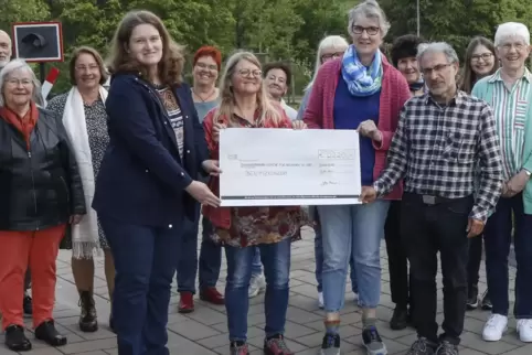 Bei der Spendenübergabe: Liesa Ritzmann, Jutta Pretzner, Anke Münch und Jamill Sabbagh (von links).