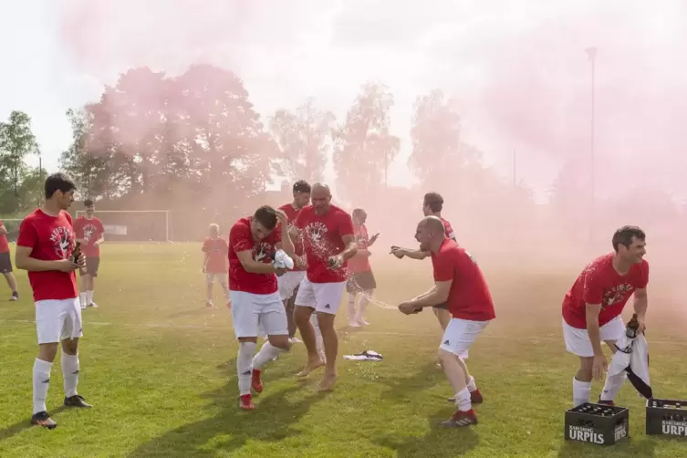 Meisterfeier des TuS Gries auf dem heimischen Rasen mit Bierdusche und Bengalos nach dem 6:0-Sieg im vorletzten Saisonspiel gege