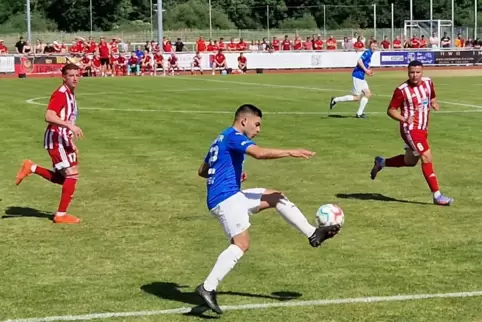 Nino Schlosser (am Ball, hier im ersten Relegationsspiel gegen Bellheim) kann sich nicht vorstellen, die TSG Deidesheim zu verla