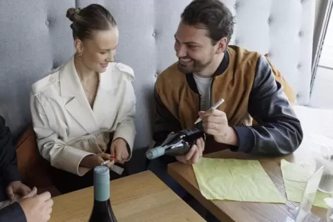 Laura-Marie Geissler und Jimi Blue Ochsenknecht stellen ihren „Gamechanger“ vor und geben Autogramme. 