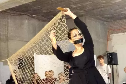 Ein Tanz mit dem Netz: Cristina Beard bei ihrer Performance. 