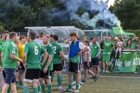 Für Stimmung sorgte der Anhang der Heßheimer nicht nur nach dem Sieg im Entscheidungsspiel gegen Schwarz-Weiß Frankenthal.