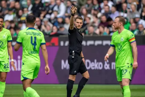 Timo Gerach in seinem zweiten Bundesligaspiel, rechts der Wolfsburger Maximilian Arnold.