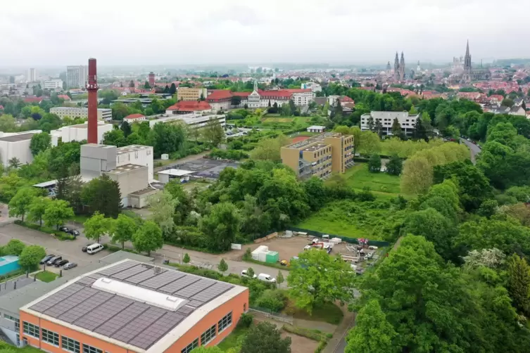Aus der Luft: Zwischen Judomaxx (vorne) und altem Heizkraftwerk (links) im Speyerer Westen will die Stadt bis zu 75 Flüchtlinge 