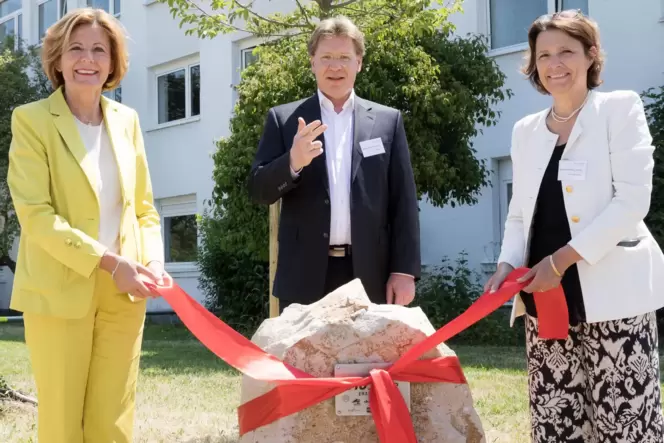 Enthüllen den Gedenkstein: Ministerpräsidentin Malu Dreyer (links), Speyers PFW-Chef Stefan Zimmermann und Hélène Moreau-Leroy,