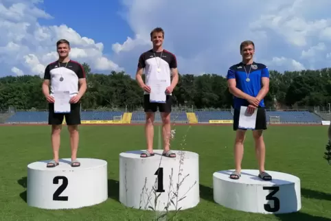 Auf dem „Treppchen“: Sieger Daniel Eichhorn (Mitte), der Zweitplatzierte Lukas Eichhorn (links) und Jan-Niklas Witt (TV Vallenda