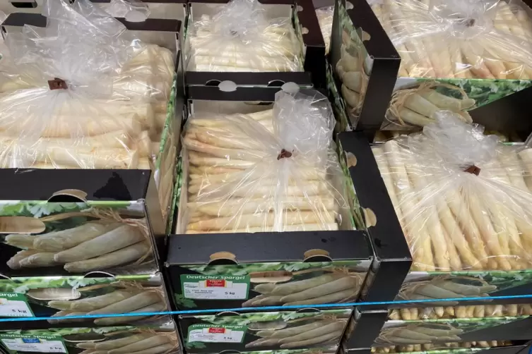 Wei&szlig;er Spargel wird laut Pfalzmarkt nach wie vor mehr nachgefragt als die gr&uuml;nen Stangen. 