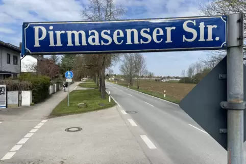 Gegenüber der Pirmasenser Straße befindet sich eine große landwirtschaftliche Fläche.