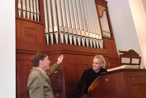 2018 stand fest, dass die Orgel restauriert werden muss, hier Pfarrer Jochen Keinath und Bezirkskantor Simon Reichert vor dem In