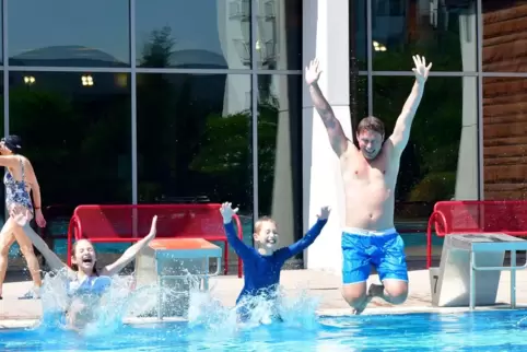  Auf ins kühlende Nass: Lotte, Leo, Michael und Kalle (schon abgetaucht) haben Spaß im Salinarium. 