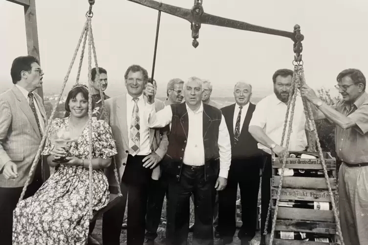 Spa&szlig; bei der Weinfester&ouml;ffnung 1997 mit Sonja Freund. Sie war D&uuml;rkheimer Weinprinzessin, Pf&auml;lzische Weink&ouml;nigin und sogar Deutsc