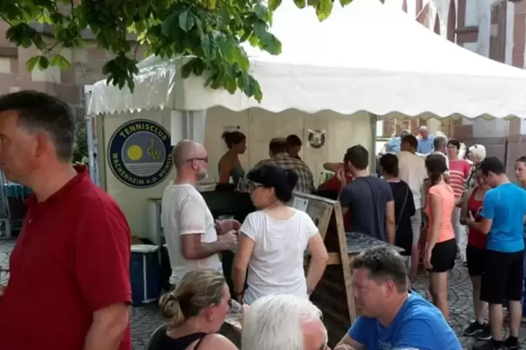 Fester Bestandteil ist der Wachenheimer Tennisclub, der seit 50 Jahren ausschenkt. 