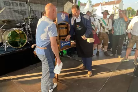 Unter strenger Beobachtung von Organisationschef Timo Holstein meistert Stadtbürgermeister Marc Muchow den Fassbieranstich. Unter strenger Beobachtung von Organisationschef Timo Holstein meistert Stadtbürgermeister Marc Muchow den Fassbieranstich.