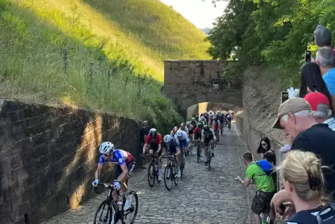 Viermal quälen: 300 Meter lang ist das Kopfsteinpflaster-Anstieg unterhalb der Bitscher Zitadelle.