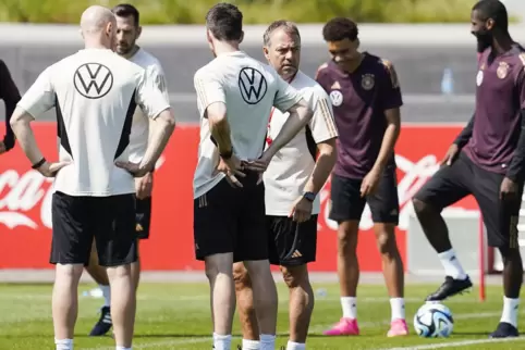 Hansi Flick setzt nach der vermurksten Fußball-Weltmeisterschaft in der Offensive vermehrt auf eine Doppelspitze. 