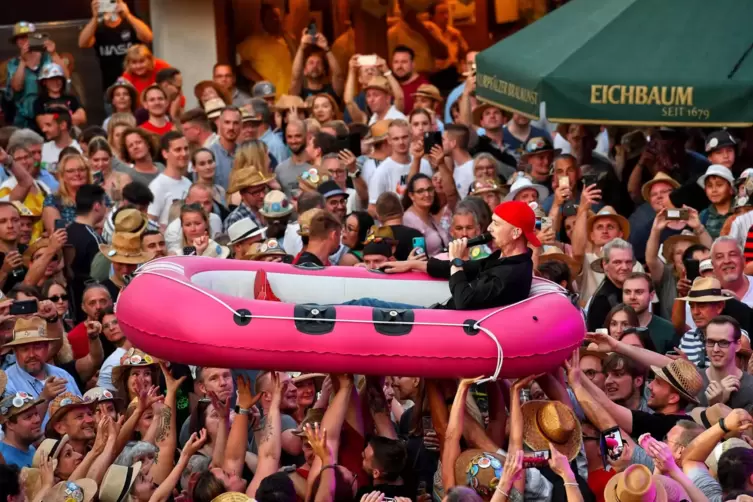 Von den Grabowsky-Fans auf Händen getragen: Chris Gass im Gummiboot.